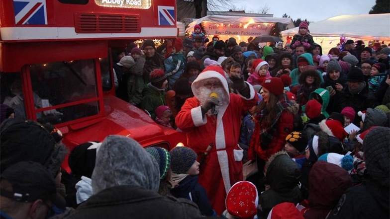 Beim Zipfelmützenmarkt in Arnsdorf kam der Weihnachtsmann in diesem Jahr mit einem brittischen Doppelstockbus.