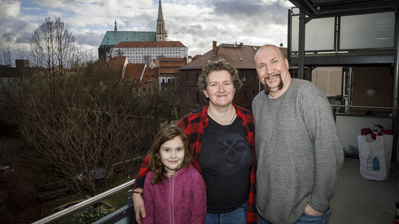 Beste Aussicht auf Görlitz haben Ina Altmann-Oettel, ihr Mann Nico und Tochter Finja von ihrem Balkon an der Rothenburger Straße.
