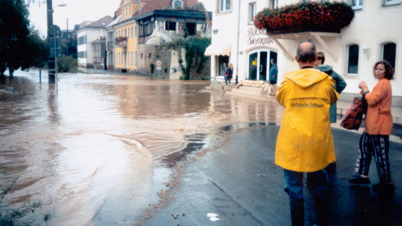 Am 13. August 2002 erreichte das Hochwasser die Türschwelle der Bäckerei Siemank. Später werden Café und Backstube komplett unter Wasser stehen.