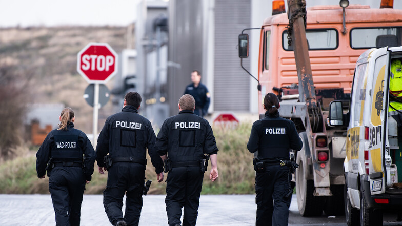 Im Fall einer seit Oktober vermissten Frau aus Frankfurt hat die Polizei bei Durchsuchungen auf einer Mülldeponie Menschenknochen gefunden.
