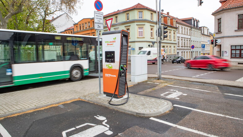 Eine E-Auto-Ladesäule der Stadtwerke am Riesaer Käferberg: Im gesamten Stadtgebiet hat der Versorger mehr als ein Dutzend solcher Stationen errichtet. Weitermachen darf er nicht.