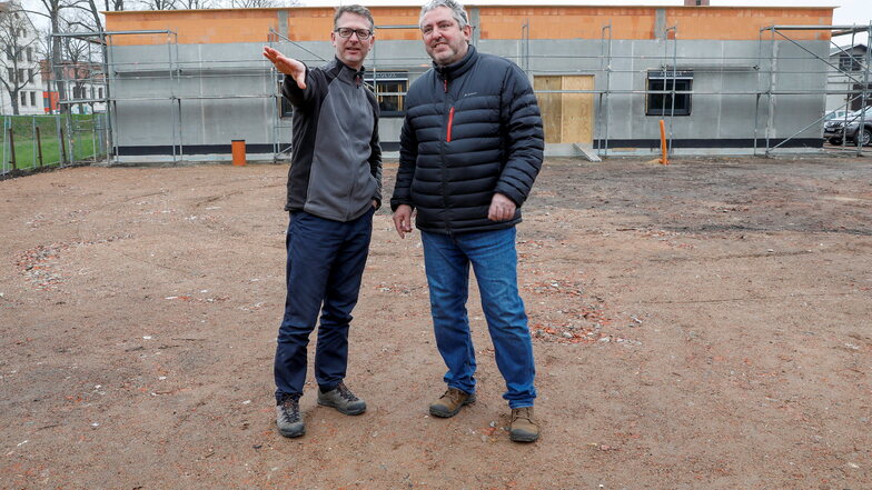 Unfallchirurg Hartmut Prochaska (rechts) und Bauherr Martin Kirschner vor der im Bau befindlichen neuen Arztpraxis an der Südstraße.