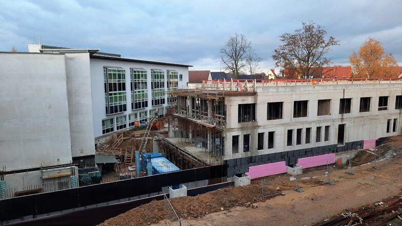 Im ehemaligen Patientengarten des Klinikums Mittweida entsteht ein Neubau, in den die Frauenklinik mit Geburtshilfe einziehen wird.