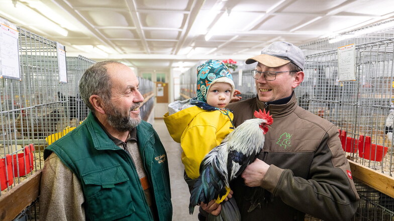 Matthias Friebel, die kleine Ellen und ihr Papa Benjamin Krahl, selbst Züchter aus Herzogswalde, konnten sich im vergangenen Jahr über 65 Teilnehmer bei der Schau in Colmnitz freuen.