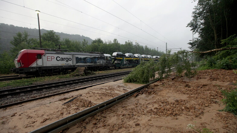 Mehrere Erdrutsche blockieren die Gleise der internationale Bahnstrecke Dresden  Prag. Wann hier wieder Züge rollen könne, ist derzeit unklar.