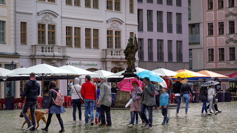 Am Pfingstsonntag ist das Wetter sehr wechselhaft, doch das hält die Dresden-Besucher nicht von ihrem Ausflug ab. Die Außenbereiche der Gaststätten am Neumarkt sind gut besucht.