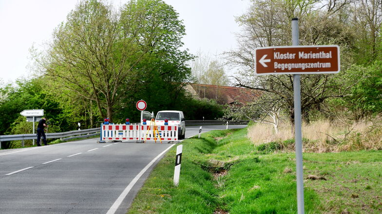 Seit Montagvormittag ist die B99 auf Höhe der Zufahrt zum Kloster St. Marienthal voll gesperrt.