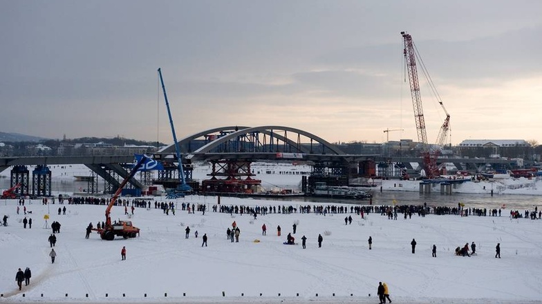 Bauarbeiten 2010  Hunderte Schaulustige beobachteten das Ereignis. Kurz darauf konnten die Dampfer der Sächsischen Dampfschiffahrt zur Jungfernfahrt unter der Brücke starten.