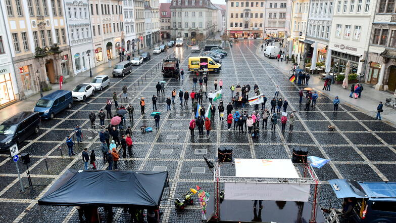 Die Mahnwache vor dem Zittauer Rathaus am Donnerstagnachmittag.