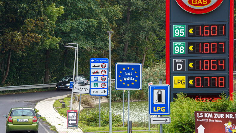 Für Deutsche lohnt sich wieder das Tanken in Tschechien, hier die erste Tankstelle hinterm Grenzübergang von Sohland.