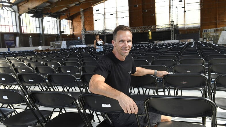 Veranstalter Thomas Röpke bei der Vorbereitung des Altenberger Festivals im Gründelstadion.