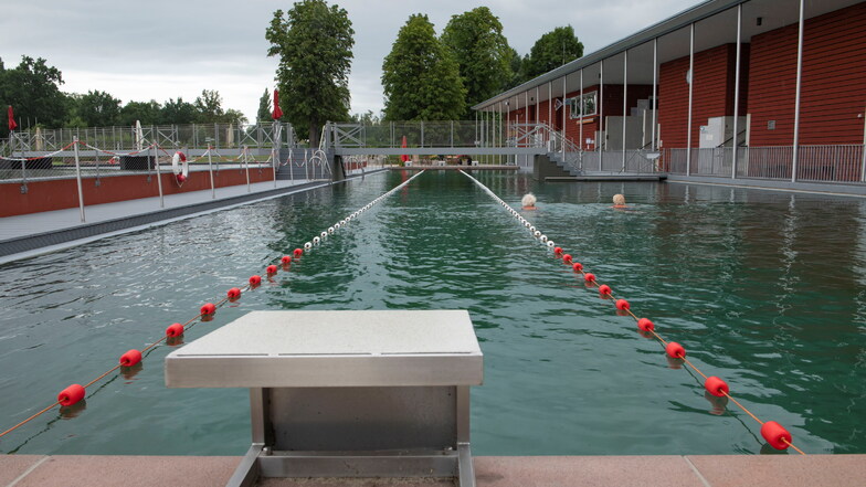 Auf diesen Bahnen im Naturerlebnisbad können zwölf Teilnehmer das Schwimmen erlernen.