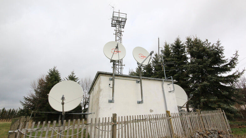 Am Stadtrand Richtung Haßlau befindet sich ein Teil der Technik der Antennengemeinschaft Roßwein. Fast alle Anwohner des Stadtgebietes und einiger Ortsteile beziehen über diese Anlagen ihr Fernseh- und das digitale Radioprogramm – immer noch.