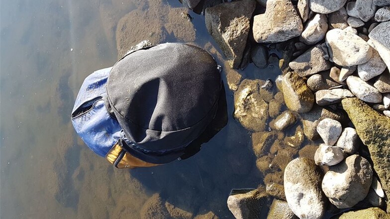 Ein Angler hatte den Rucksack an Land gezogen.