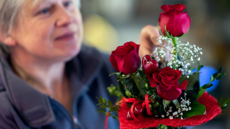 Gabriele Liebich vom Blumenparadies Susicky in Neustadt bereitet einen Strauß zum Valentinstag vor