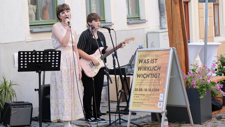 Julia und Lieselotte singen gemeinsam ihren Song "Deathbed".