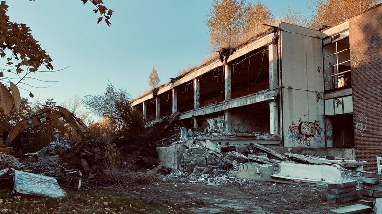 Die Mensa im ehemaligen Armeegebiet in Zittau wird derzeit abgerissen.