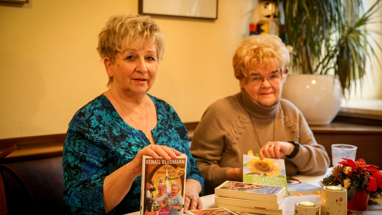 Cornelia Rentsch (l.) und Monika Kaiser aus Lichtenberg bieten Lesestunden an, unter anderem im Schützenhaus in Pulsnitz.