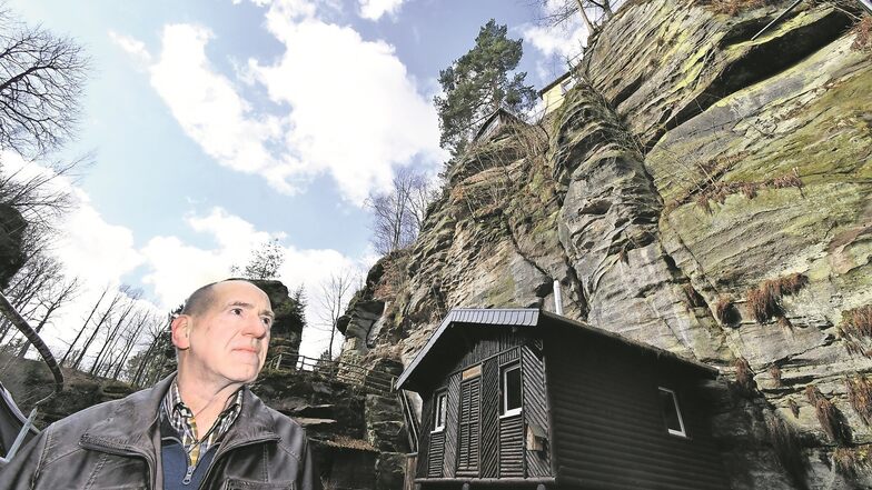 Ortschaftsrat Gunter Förster vor dem Felsmassiv an der Rathewalder Mühle. „In der Natur ist es immer gefährlich.“