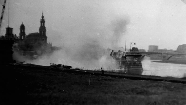 7. März 1952: Die verbliebenen alten Bogenträger der alten Carolabrücke werden gesprengt. Die Stahlteile fielen in die Elbe und mussten mithilfe eines Krans geborgen werden.