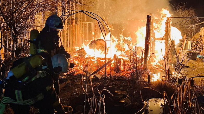 Feuer vernichtet Gartenlaube in Döbeln