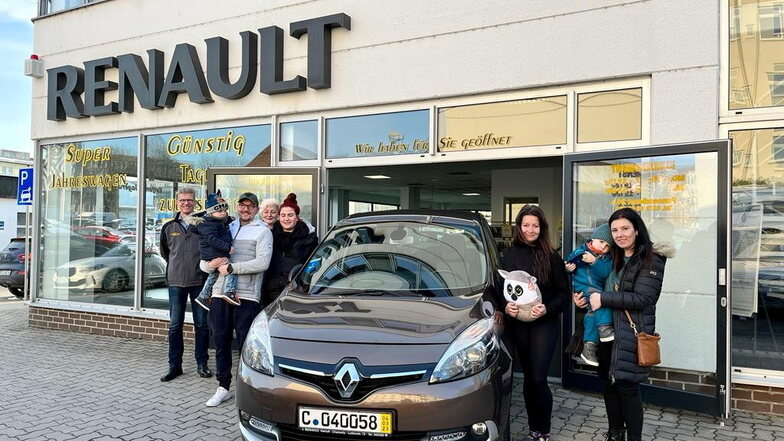 In dieser Woche hat der Chemnitzer Verein „Lukas Stern“ den krebskranken Mügelner Familienvater Mario Dederichs (links mit Kind) einen Renault Scenic übergeben.