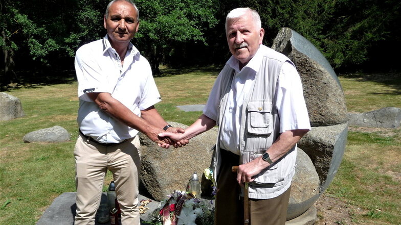 Miroslav Grajcar (l.) und Klaus Fiedler an der Gedenkstätte Lety: Die Erinnerung an die ermordeten Roma wachhalten.