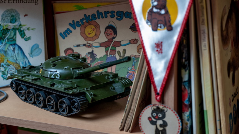 Auch ein Modellpanzer im DDR-Kinderzimmer durfte nicht fehlen.