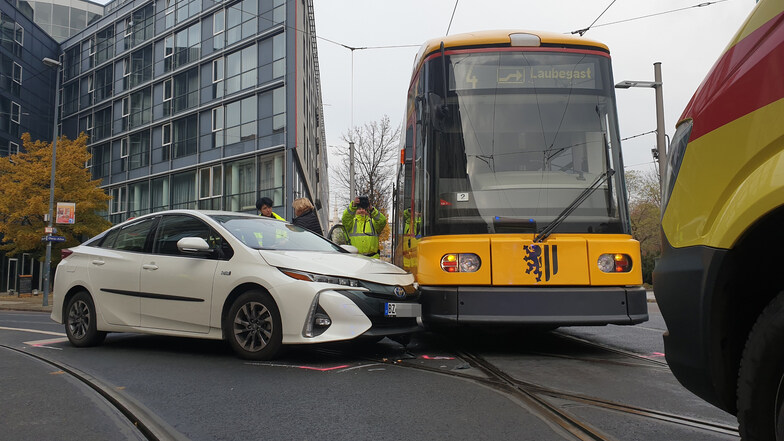 Sowohl der Toyota Prius als auch die Straßenbahn wurden bei der Kollision beschädigt. 
