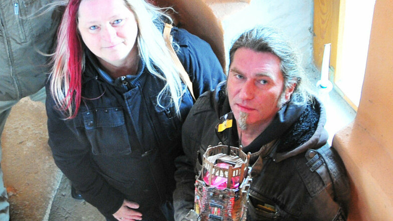 Kathrin und Heiko Böge mit dem Spendenmodell im Kupferbergturm. Beide waren viele Jahre Mitstreiter im Großenhainer Verschönerungsverein.