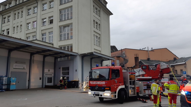 Brand im Sebnitz-Center am 4. Oktober. Feuerwehr und Rettungsdienst waren mit zahlreichen Fahrzeugen vor Ort.