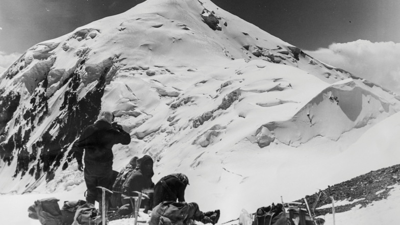 Undercover im Sowjetreich: Bergfreunde aus Pirna lagern 1973 unterhalb des 6.700 Meter hohen Pik Dserschinski im Alai-Gebirge in Kirgistan.