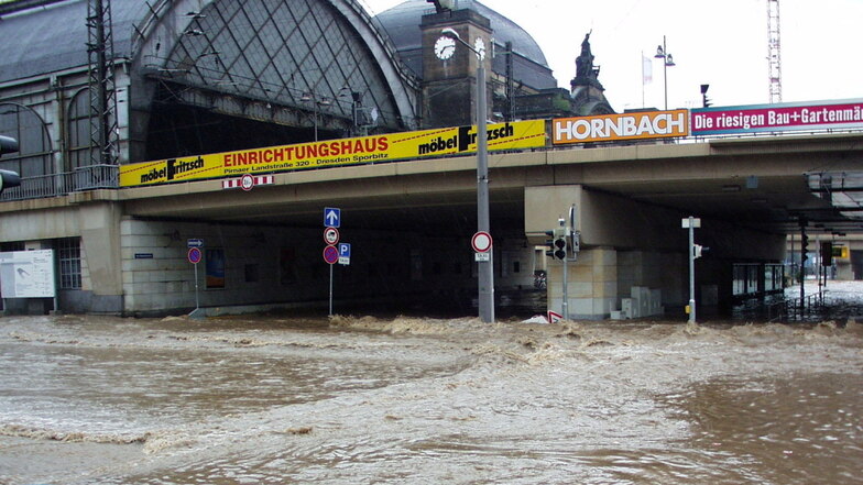 Der Dresdner Hauptbahnhof versank in der Flut.