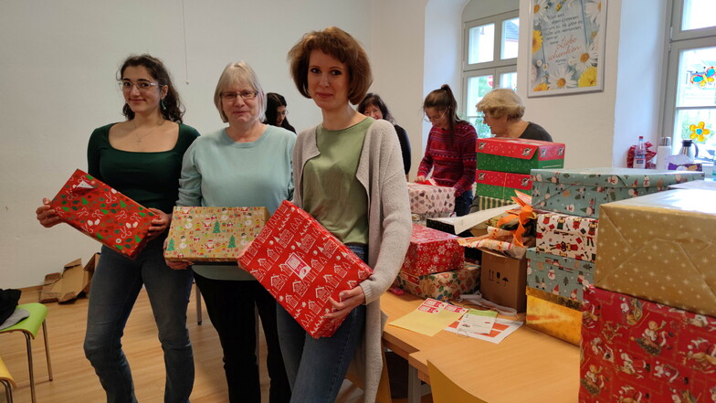 Hannah Tag, Margit Greif und Doreen Klingenberg (von links) gehörten zu den Helfern, die am Buß- und Bettag in Roßwein 300 Weihnachtspäckchen für Kinder in ärmeren Ländern versandfertig gemacht haben.
