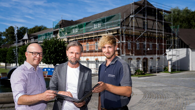 Leiter Sebastian Kieslich, Architekt Lars Geiert und Dachdeckermeister Christoph Rehor (v.l.) stellen die Pläne für die Dacharbeiten auf dem Bildungsgut Schmochtitz vor.
