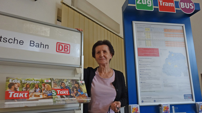 Hannelore John hat seit 2005 in der DB Agentur im Döbelner Hauptbahnhof Bahnreisende beraten. Jetzt geht sie in den Ruhestand. Dann ist endlich Zeit für einen längeren Urlaub.
