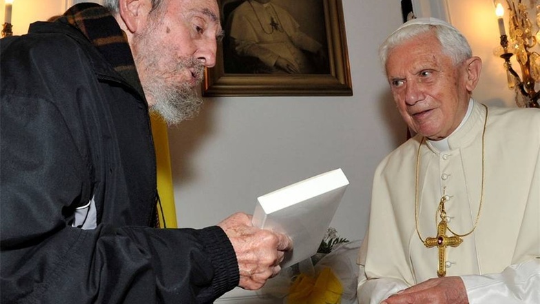 2012: Papst Benedict XVI reicht seinem Gastgeber ein Geschenk.