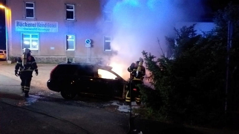 In der Nacht zum Sonntag stand in der Vorbrücker Straße in Meißen plötzlich ein Pkw in Flammen.