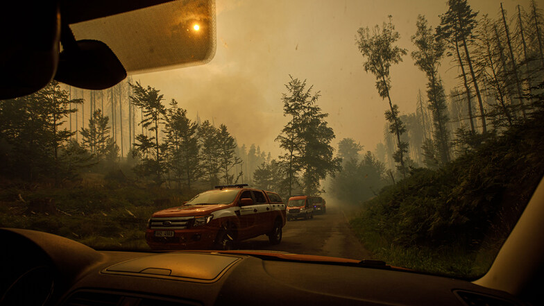 Fahrt durch Brandgebiete in dichtem Rauch.