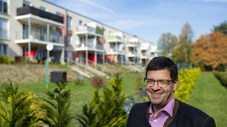 Kommwohnen-Geschäftsführer Arne Myckert steht vor den Mietergärten an der Jonas-Cohn-Straße in Weinhübel. Bald übernimmt sein Unternehmen auch die städtischen Kleingartenanlagen.
