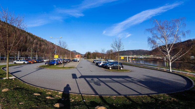 P+R-Parkplatz am Nationalparkbahnhof Bad Schandau: Mit der S-Bahn geht es von hier genauso schnell nach Dresden wie mit dem Auto.