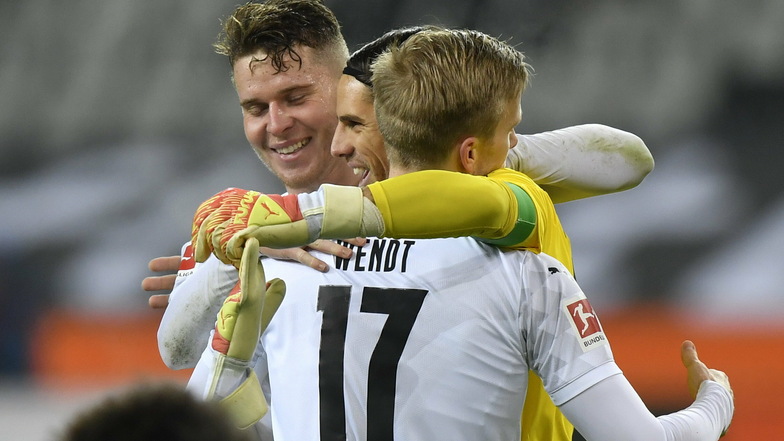 Mönchengladbachs Spieler, darunter Torwart Yann Sommer (M) und Oscar Wendt, feiern den Sieg der Mannschaft.