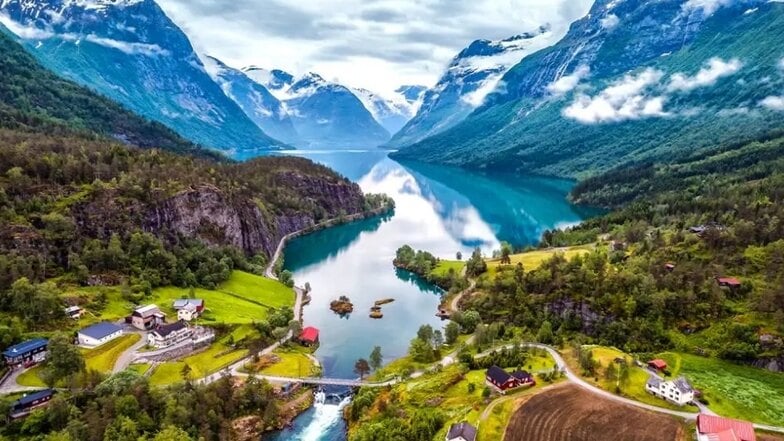 Fjorde und steile Klippen prägen die Landschaft, durch die diese Reise verläuft.