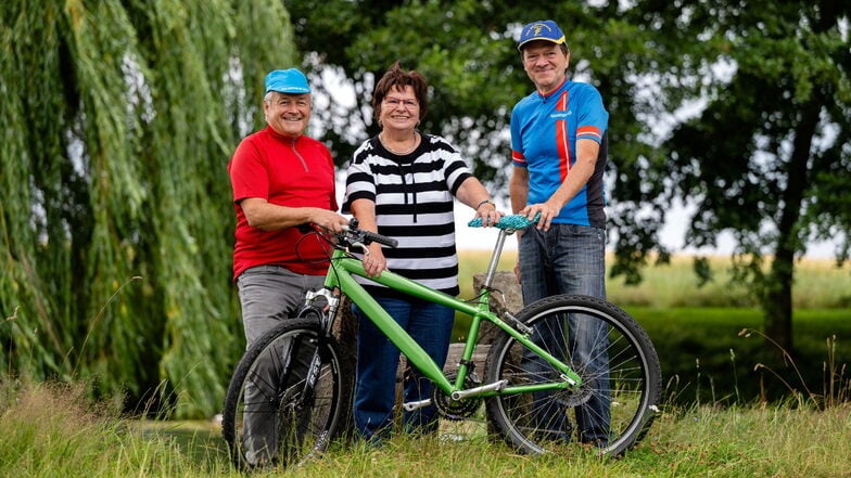 Das Vorbereitungsteam für das Jubiläum der Radsportgemeinschaft Bischofswerda: Mathias Hüsni (l.), Ines Hamp und Hagen Richter freuen sich über sechs Jahrzehnte Rad-Renn-Sport in Bischofswerda.