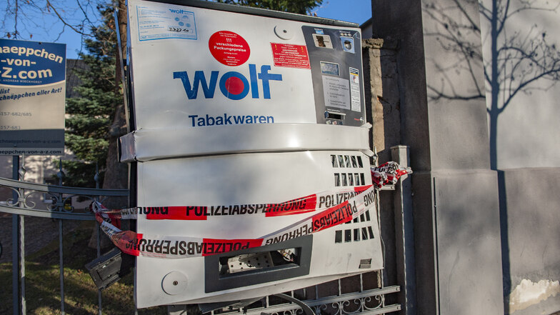 Automaten werden immer wieder mit Pyrotechnik attackiert. Das Foto zeigt einen Zigarettenautomat, der an Silvester in Großenhain gesprengt wurde. Freitagnacht passierte etwas Ähnliches in Röhrsdorf.