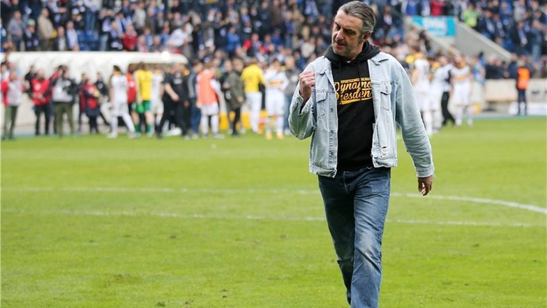 Dynamo Dresden steht als Aufsteiger in die 2.Bundesliga fest, Sportdirktor Ralf Minge jubelt ausgiebig.