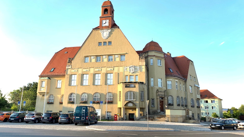 Vorm Heidenauer Rathaus fordert "die Minderheit" am Montag Antworten von Bürgermeister und Stadträten. Eine gibt es schon jetzt.