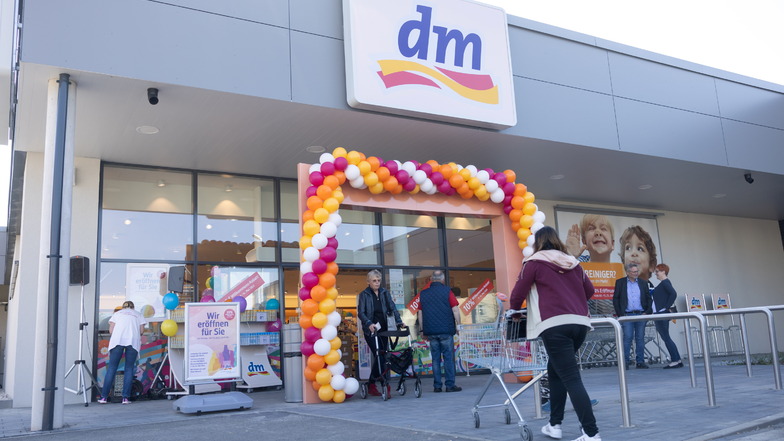 Der Drogeriemarkt dm ist neben Rewe und Aldi einer von drei Märkten an der Wilhelm-Ostwald-Straße in Leisnig. Die Filiale ist im Mai vergangenen Jahres eröffnet worden.