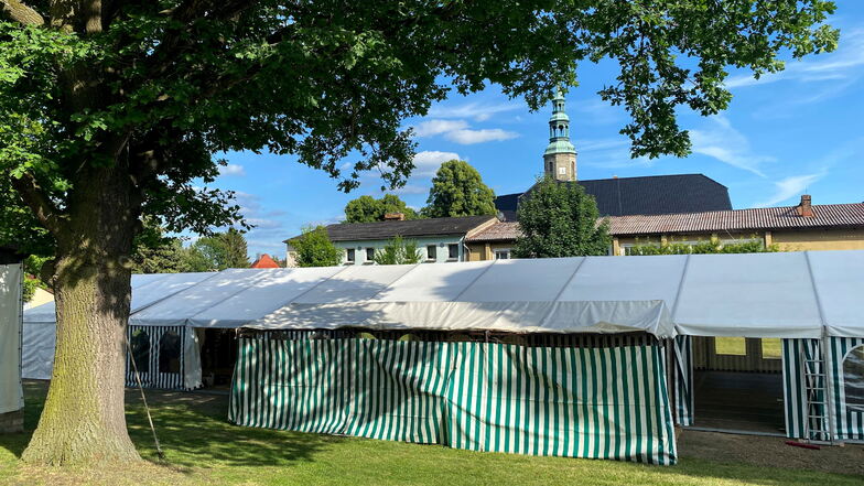 Das große Festzelt auf dem Festgelände am ehemaligen Wittgendorfer Freibad ist bereits aufgestellt.