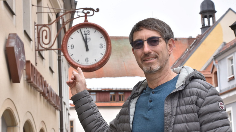Henri Thorn vor der restaurierten Uhr auf der Herrengasse in Dippoldiswalde.